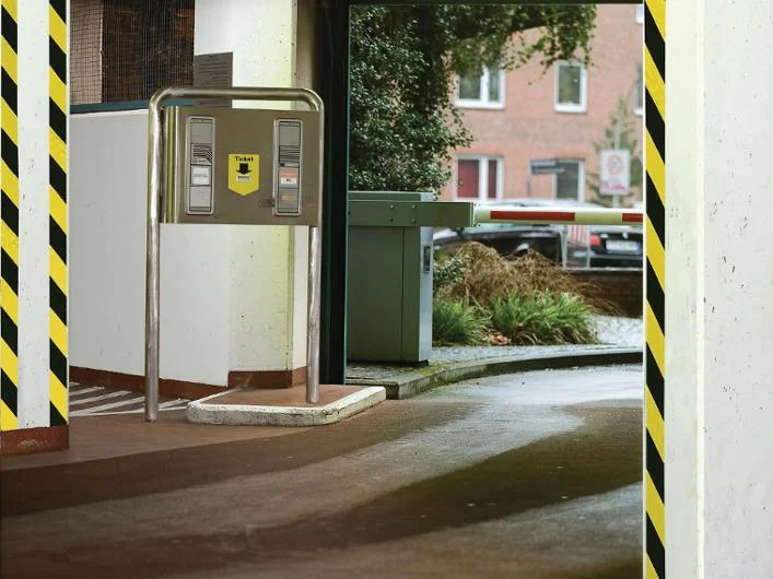 Beställ idag Golvmarkering TESA Sign. 50mmx66m sv/gul